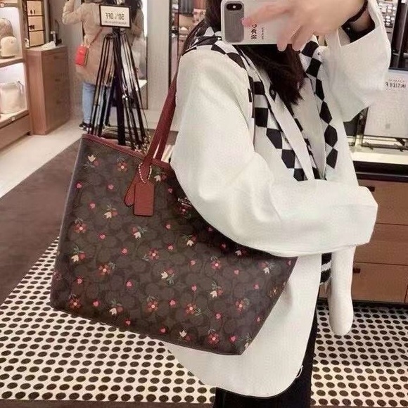 coach City Tote In Signature Canvas With Heart Petal Print c7616 - Picture 2 of 9